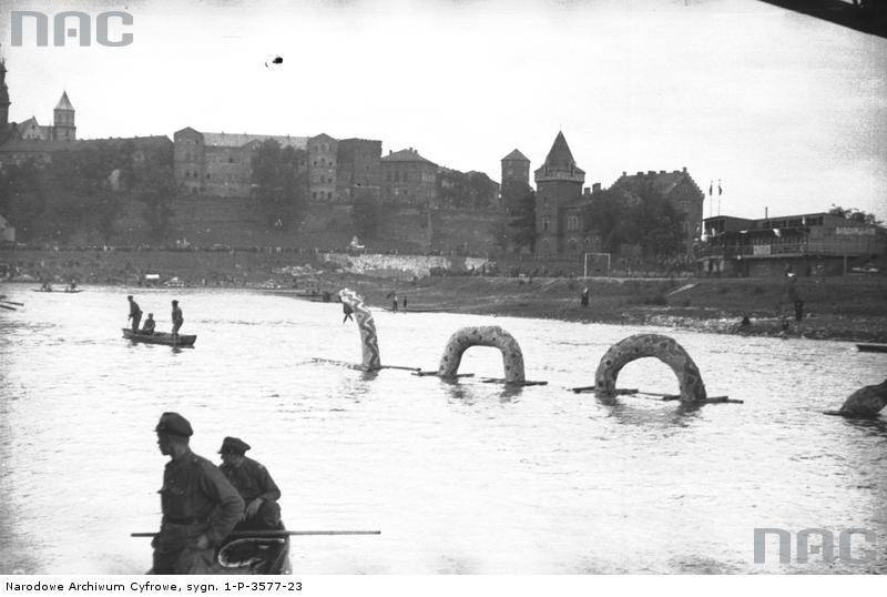 Makieta węża morskiego na Wiśle podczas święta. W głębi widoczny Wawel, Kraków 1934 r.