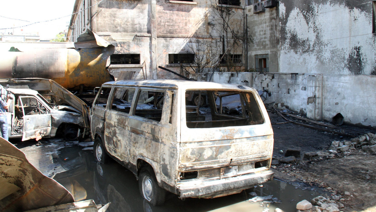 Dziesiątki ludzi - niektóre doniesienia mówią o 80 - zginęły pod bombami zrzuconymi w środę przez syryjskie samoloty na miasto Azaz niedaleko Aleppo. Mieszkańcy starają się ratować spod gruzów zawalonych budynków tych, którzy dają znaki życia.