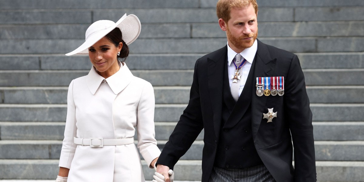 Meghan Markle uderza w rodzinę królewską w nowym podcaście