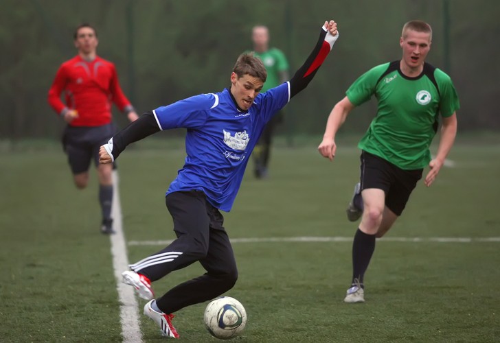 Piotr Żyła jak Donald Tusk. Też lubi haratać w gałę