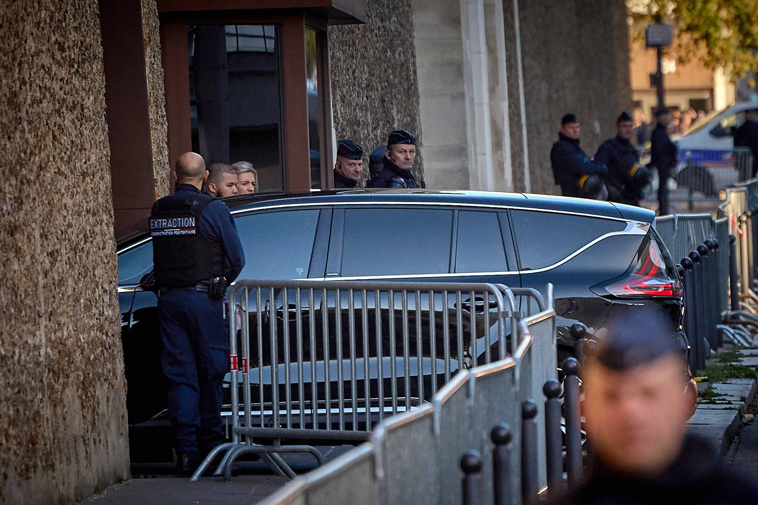 Députés LFI provoquent incident prison La Santé - visites Sarkozy reportées