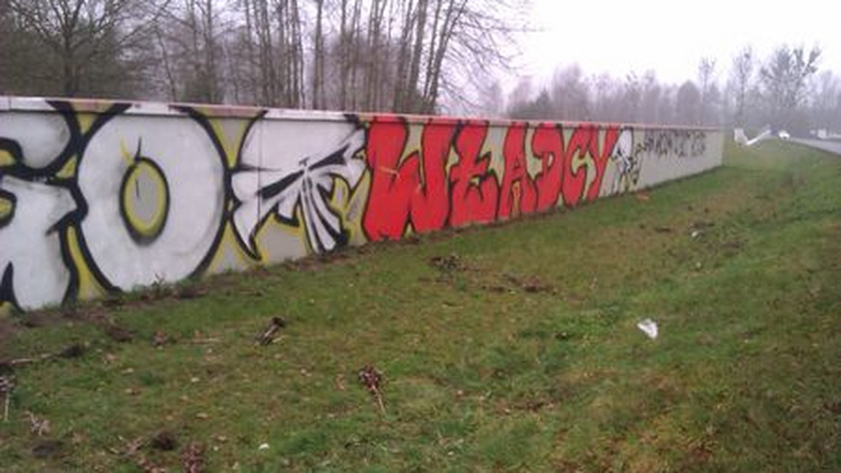 Policjanci z powiatu oławskiego zatrzymali dwóch mężczyzn podejrzanych o namalowanie graffiti na wale przeciwpowodziowym – i to aż na powierzchni 220 metrów kwadratowych. Dodatkowo wandale zniszczyli ponad 200 sadzonek bluszczu. Teraz grozi im do pięciu lat więzienia.