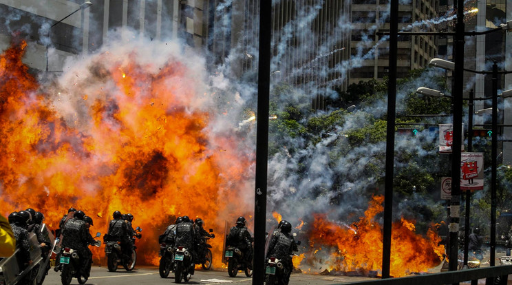 Caracas, összecsapás a tüntetők és a nemzeti gárdisták között / Fotó: MTI