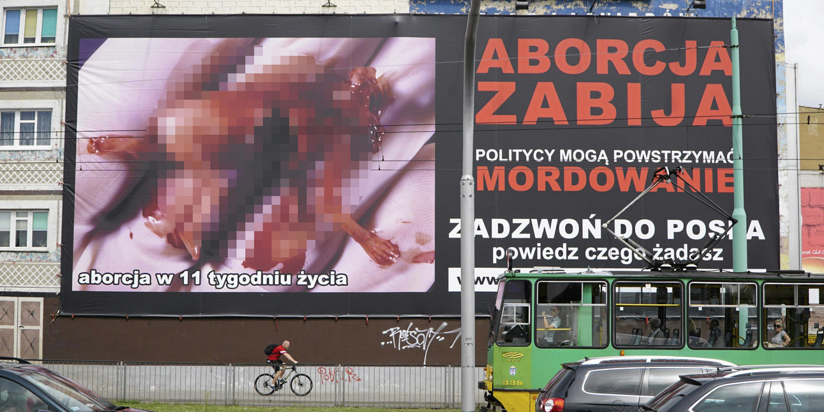Billboardy z martwym płodem wiszą w Krakowie i Poznaniu
