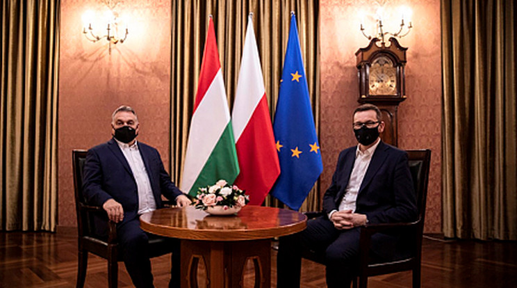 A Miniszterelnöki Sajtóiroda által közreadott képen Orbán Viktor miniszterelnök (b) és Mateusz Morawiecki lengyel kormányfő (j) megbeszélést folytat Varsóban 2020. november 30-án./ fotó: MTI/Miniszterelnöki Sajtóiroda/Fischer Zoltán