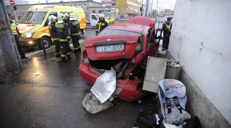 Az autó villanyoszlopnak ütközött, miután egy másik személygépkocsival karambolozott  /Fotó: MTI-Mihádák Zoltán