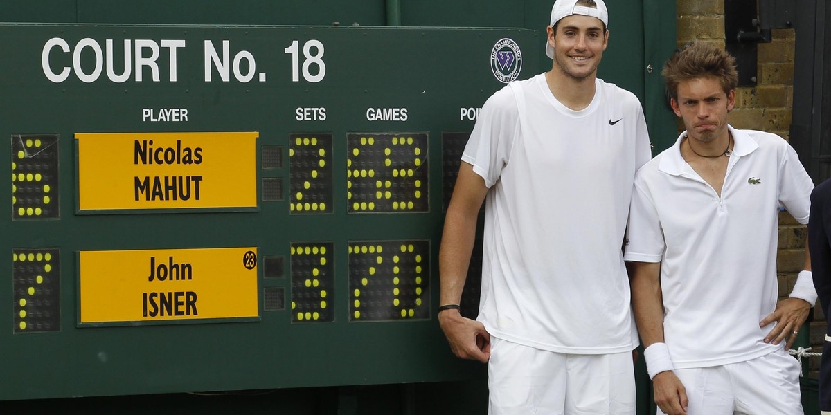 John Isner i Nicolas Mahut - już po minach widać kto wygrał.