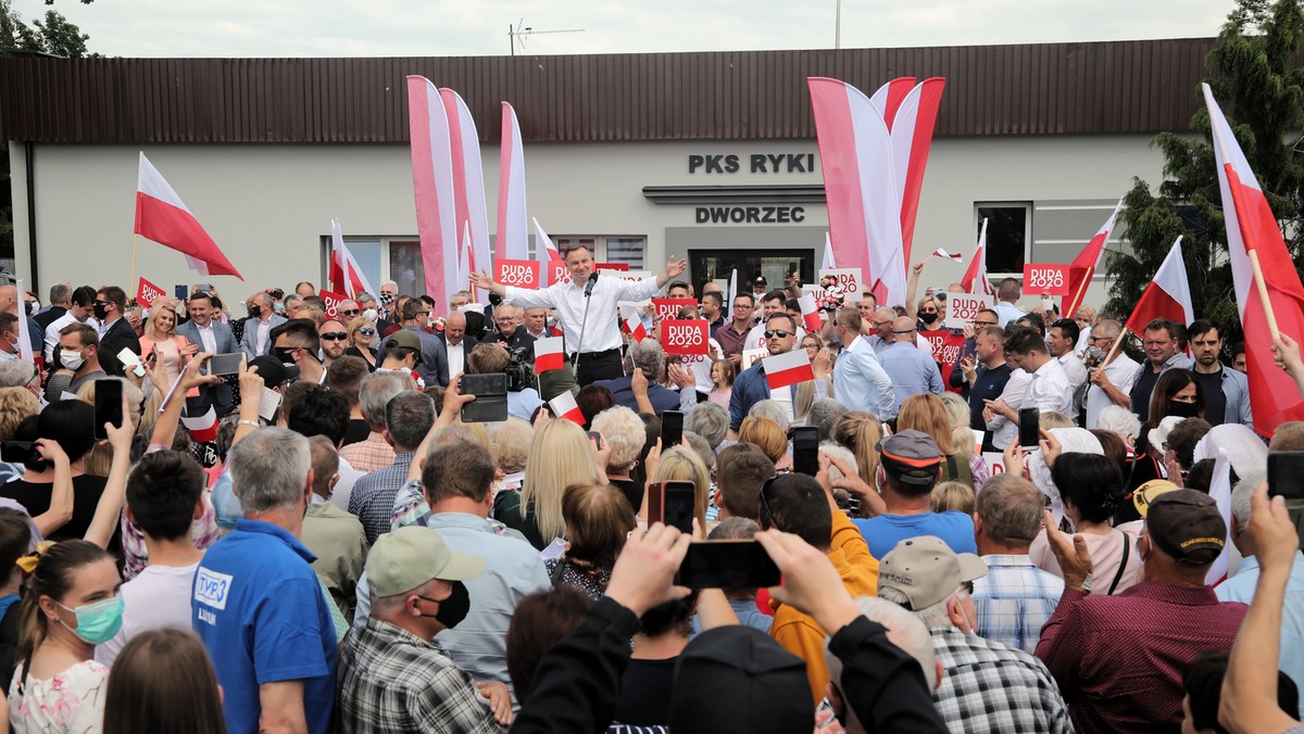 Do trzech lat więzienia grozi dwóm mężczyznom, którzy na wiecu Andrzeja Dudy zaatakowali przeciwnika prezydenta. Sprawcy usłyszeli zarzuty, jeden z nich przyznał się do winy. Poszkodowany, który miał ze sobą transparent "Nie dla długopisu", trafił do szpitala.