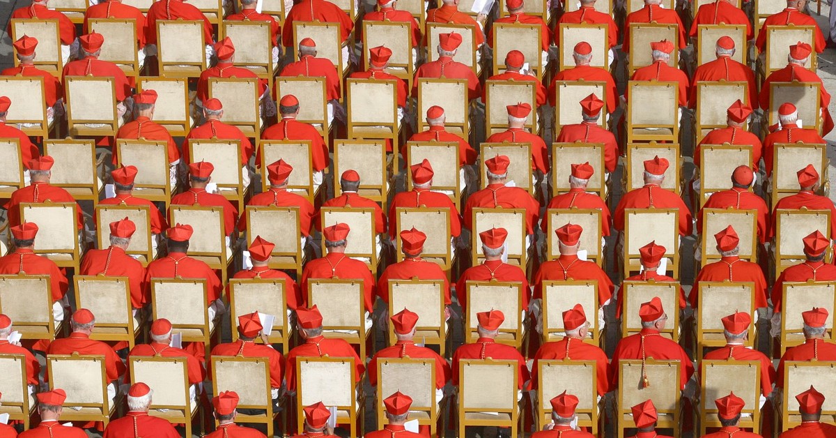 Konklawe 2025. Nie tylko kardynałowie, choćby woźni czy kucharze przysięgają milczenie. Za złamanie grozi surowa kara