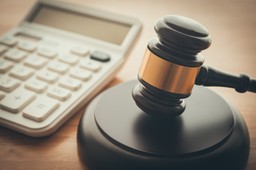 Funkcjonariusze Służby Więziennej muszą płacić za pozew dotyczący dyskryminacji. Bo nie są pracownikami