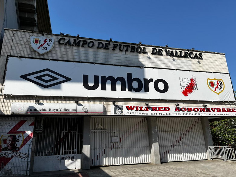 Główna brama Estadio de Vallecas. Poza dniami meczowymi, stadionu zamkniętego na turystów