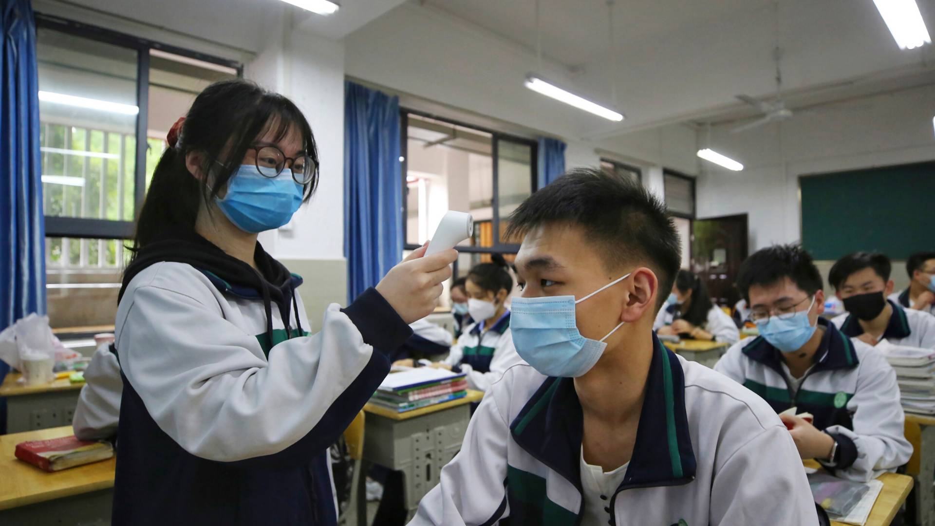 V Číne zavádzajú opäť karanténu pre ľudí, nové ohnisko nákazy vzniklo na tržnici