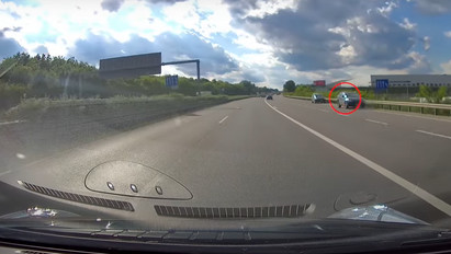 Döbbenetes: két autó is szemben ment a forgalommal az M1-esen – videó