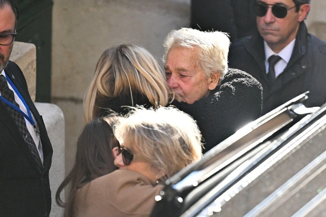 Muž Brižit Bardo prima saučešće