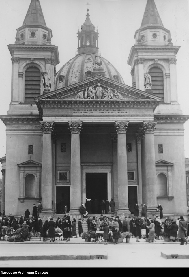 Sprzedaż palm wielkanocnych przed kościołem św. Aleksandra na placu Trzech Krzyży w Warszawie, 1939 r.
