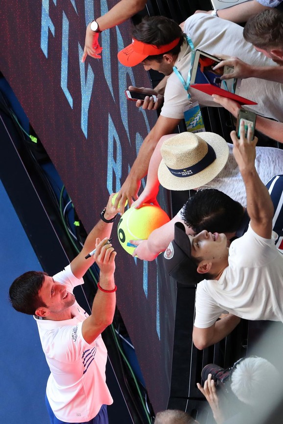 Novak Đoković i navijači posle njegovog plasmana u osminu finala Australijan opena
