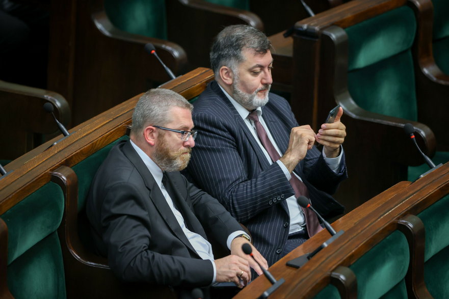 Grzegorz Braun i Artur Dziambor podczas obrad Sejmu (15.09.2021)