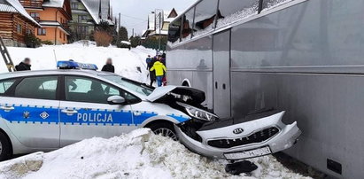 Groźny wypadek w Zakopanem. Autokar z dziećmi zderzył się z radiowozem [ZDJĘCIA]