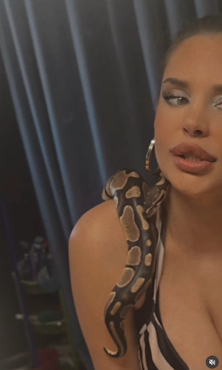 Nataša Šavija sa zmijom oko vrata