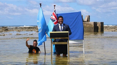 Minister Tuvalu przemawia w morzu i pokazuje zmiany klimatu