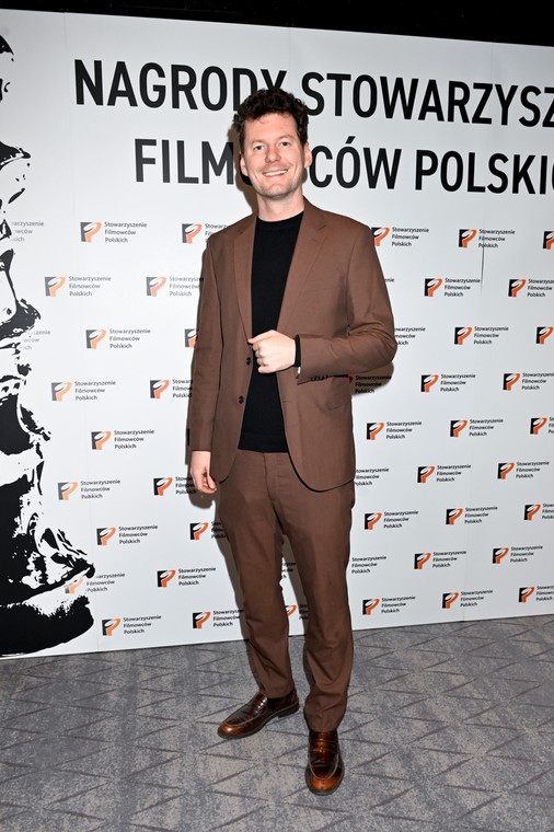 Reżyserem serialu "Zaraz wracam" jest Makary Janowski