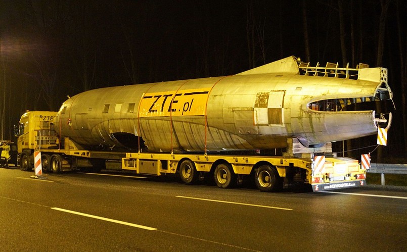 Po przetransportowaniu do Muzeum Sił Powietrznych w Dęblinie samolotu bombowego Ił-28 przyszła kolej na przewiezienie większej maszyny - modelu Ił-14. Po załadunku i pod osłoną nocy konwój 7 pojazdów wyruszył z łódzkiego lotniska im. Władysława Reymonta...