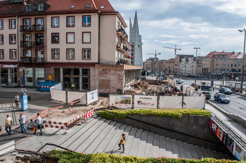 Prace przy pierwszym etapie przebudowy Przejścia Świdnickiego we Wrocławiu. Roboty na terenie dawnego baru „Barbara”