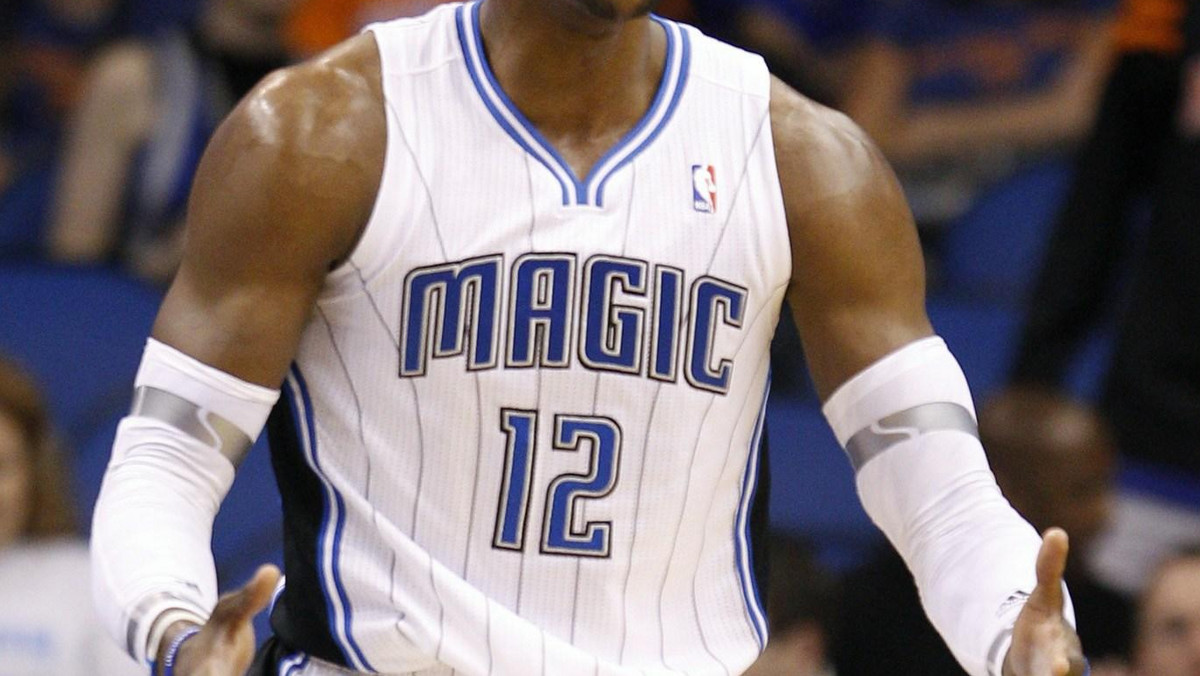 Koszykarz Orlando Magic Dwight Howard przeszedł w piątek w Los Angeles operację kręgosłupa. Popularny "Superman" nie grał przez ostatnie dwa tygodnie, gdyż zdiagnozowano u niego wypadnięcie dysku. - Myślę, że Dwight powinien wrócić na parkiet w ciągu czterech miesięcy - powiedział klubowy lekarz Craig Mintzer.