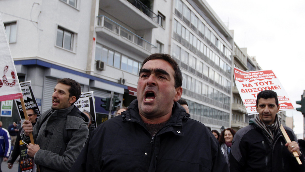 Grecka policja zmobilizowała siły w centrum Aten w związku z zapowiedzianymi protestami przeciwko polityce oszczędnościowej nowego rządu, który koło północy ma ubiegać się w parlamencie o wotum zaufania - poinformowała agencja dpa.