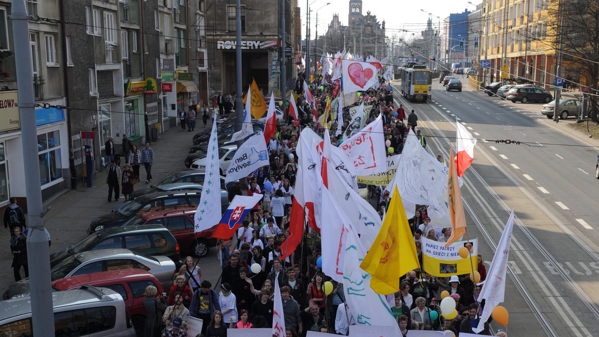 Ok. 15 tys. ludzi przeszło w niedzielę ulicami Szczecina w jedenastym Marszu dla Życia. Uczestnicy szli w obronie życia od poczęcia aż do naturalnej śmierci. Hasłem tegorocznego marszu było "Nie bądź cicho!".