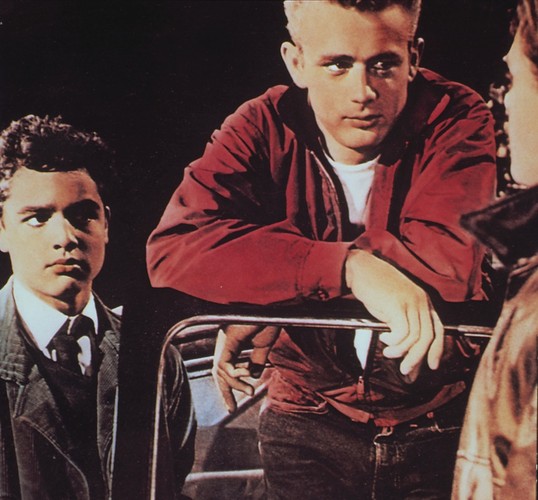 Corey Allen i James Dean w filmie 'Buntownik bez powodu'
