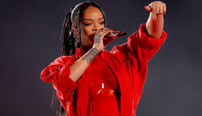 Ez valami elképesztő: Rihanna és a családja a brit Vogue címlapján tündököl