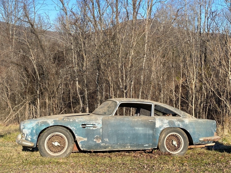 Aston Martin DB4 znaleziony po 30-letnim postoju w stodole