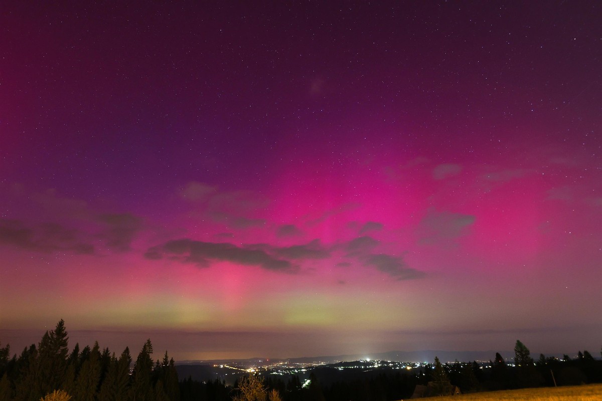 Alert zorzowy w Polsce. Tej nocy możemy być świadkami spektaklu. O której spojrzeć w niebo?