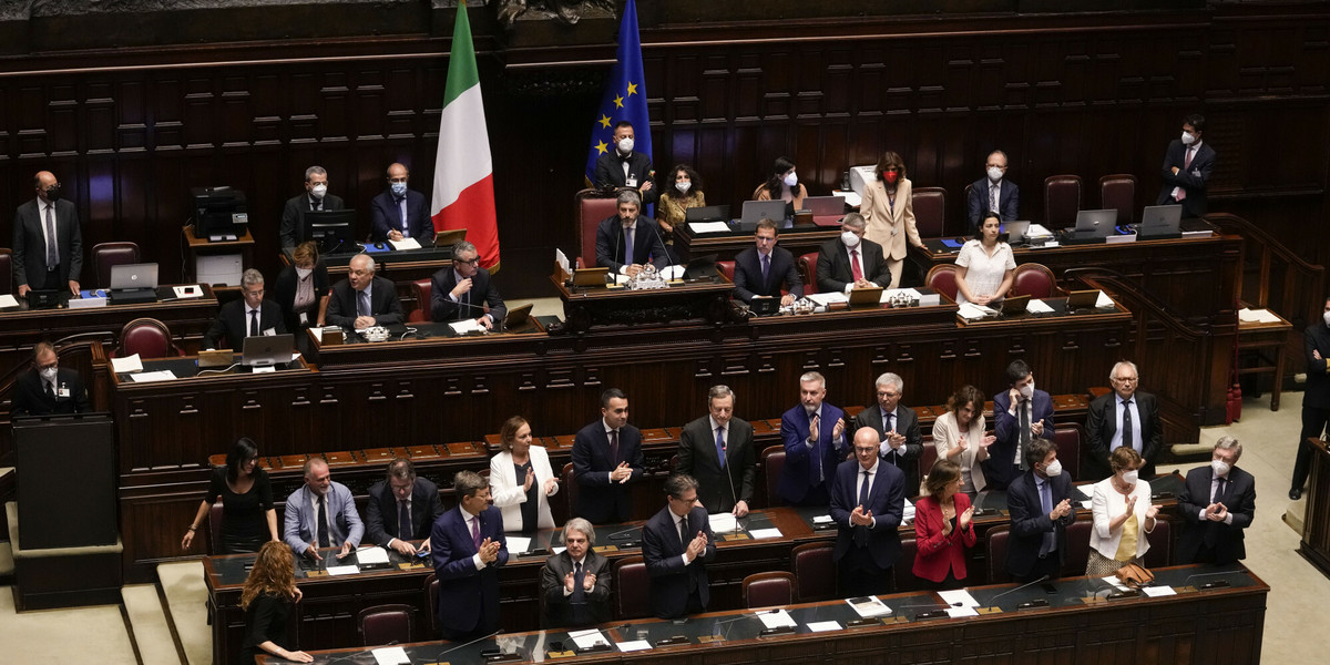 Prezydent Włoch przyjął dymisję premiera Mario Draghiego i rozwiązał parlament.