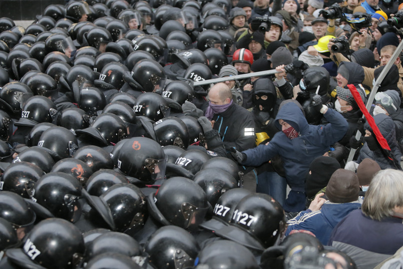 W proeuropejskiej i antyrządowej demonstracji w centrum Kijowa wzięło udział kilkaset tysięcy osób. Protestujący, głównie mieszkańcy stolicy, krzyczeli: "Precz z bandą!", a także inne hasła wzywające do obalenia prezydenta Wiktora Janukowycza. Demonstranci wyrażali też swój sprzeciw wobec działań milicji i oddziałów specjalnych Berkut, które wczoraj nad ranem brutalnie rozpędziły ludzi manifestujących na placu Niepodległości.Zobacz, co działo się w Kijowie. Dramatyczne ZDJĘCIA