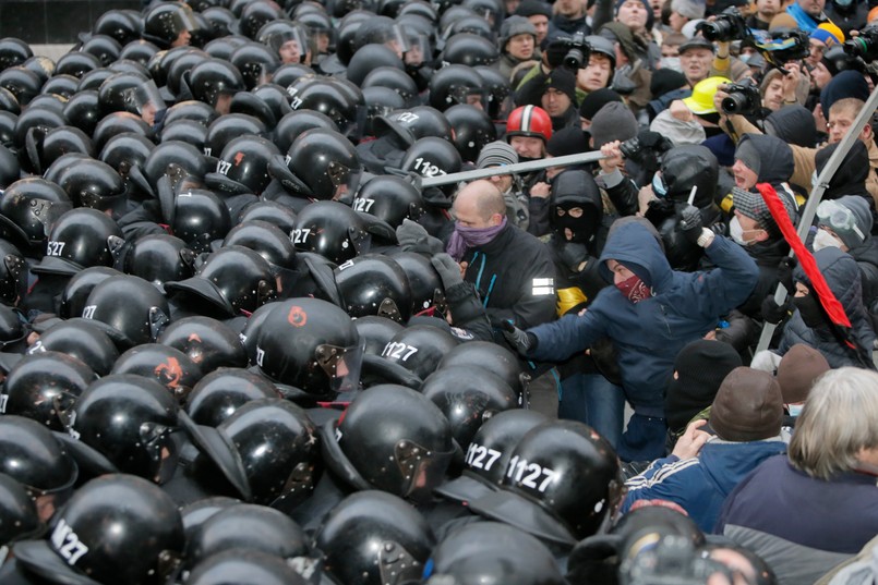 W proeuropejskiej i antyrządowej demonstracji w centrum Kijowa wzięło udział kilkaset tysięcy osób. Protestujący, głównie mieszkańcy stolicy, krzyczeli: "Precz z bandą!", a także inne hasła wzywające do obalenia prezydenta Wiktora Janukowycza. Demonstranci wyrażali też swój sprzeciw wobec działań milicji i oddziałów specjalnych Berkut, które wczoraj nad ranem brutalnie rozpędziły ludzi manifestujących na placu Niepodległości.Zobacz, co działo się w Kijowie. Dramatyczne ZDJĘCIA