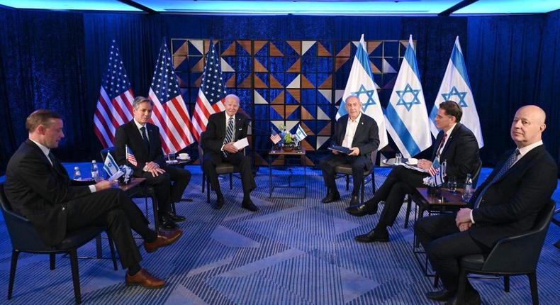 Le président américain Joe Biden (3e à gauche), le Premier ministre Benjamin Netanyahu (3e à droite) et le secrétaire d'État américain Antony Blinken (2e à gauche) se rencontrent à Tel Aviv, en Israël, le 18 octobre 2023. Anadolu Agency/ Getty Images.