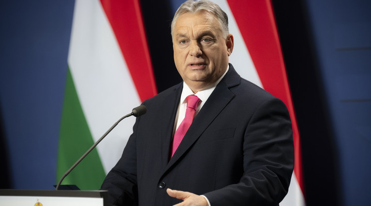 Orbán Viktor átszabja a kormányt/Fotó: MTI/Miniszterelnöki Sajtóiroda/Benko Vivien Cher