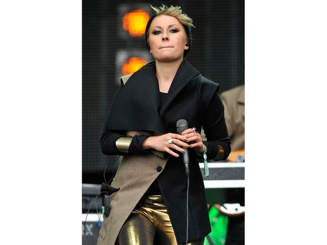 Paulina Przybysz z Sistars: asymetria, fantazyjny krój, złote legginsy, doskonale dobrany makijaż i biżuteria