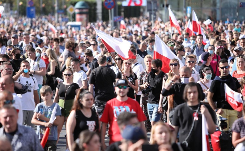 Mieszkańcy stolicy oddają cześć uczestnikom Powstania Warszawskiego w Godzinę W