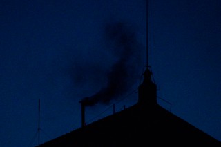 Konklawe w Watykanie. Czarny dym z komina Kaplicy Sykstyńskiej