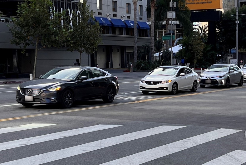 Prawie jak w Polsce, a to ścisłe centrum Los Angeles: Mazda6. Honda Civic, Toyota Corolla.