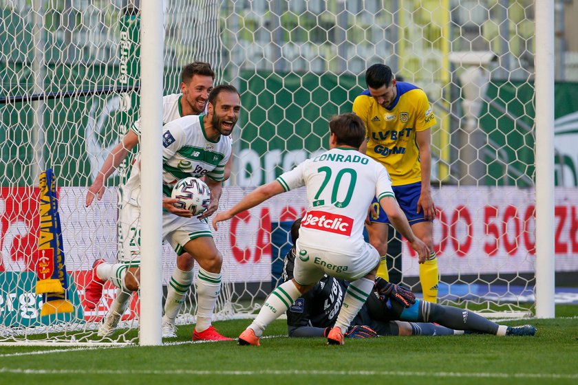 Spragnieni futbolu kibice z kilkunastu krajów mogli w miniony weekend włączyć telewizory i zobaczyć polską ligę.