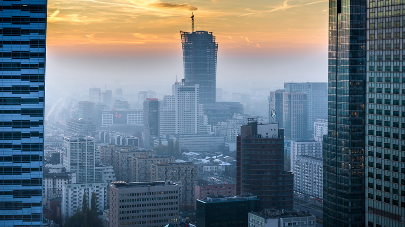 Widok z Pałacu Kultury i Nauki na Warszawę spowitą smogiem