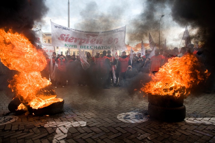 Związkowcy z 'Sierpnia 80' protestowali w Warszawie przeciw kryzysowej polityce rządu