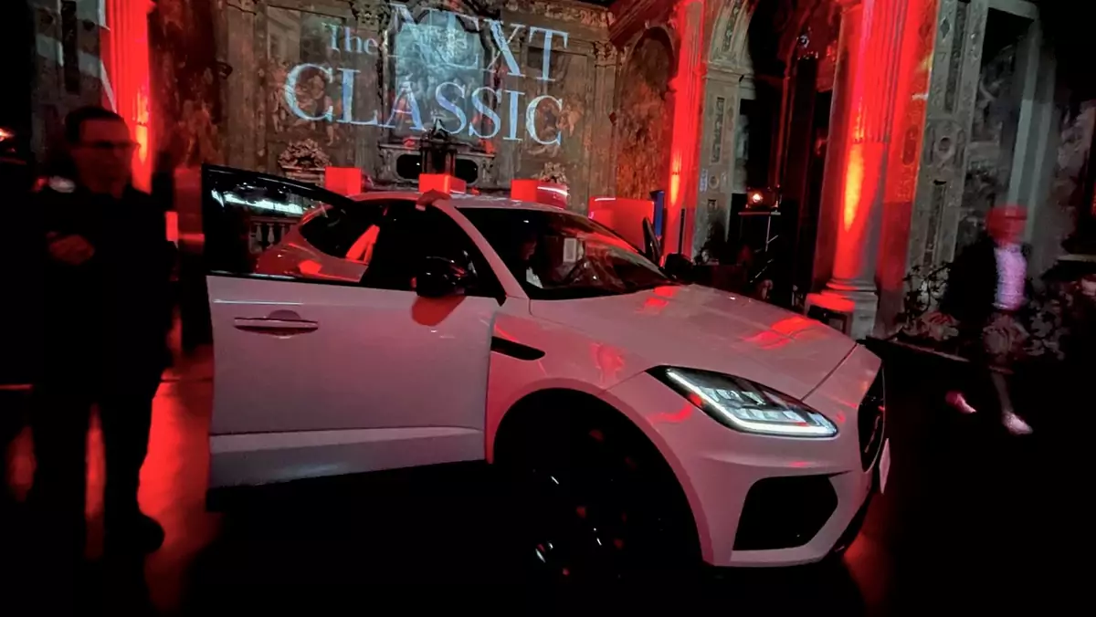 Jaguar Baracuta E-Pace P300e w kościele w Mediolanie