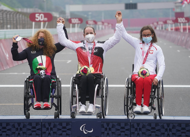 Podium w jeździe indywidualnej na czas na handbike'u na igrzyskach paraolimpijskich, od lewej: Marokanka Saida Amoudi, Chinka Lijuan Zou i Renata Kałuża