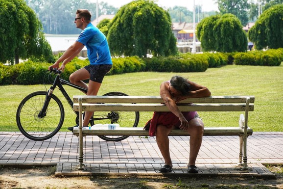 ZA VIKEND - VANREDNO! Slede 2 šoka za naše telo - pomeranje kazaljki i letnjih 30 stepeni, a već nas lomi prolećni umor: Spremite klime, ali i lekove za glavobolju i za smirenje!