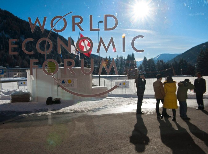 Goście forum korzystają z szwajcarskiego słońca